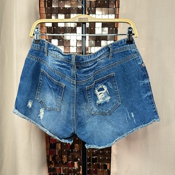 Vero Moda Medium Wash Blue Denim Jean Shorts w Raw Hem & Distressing Waist 18” - Picture 10 of 14